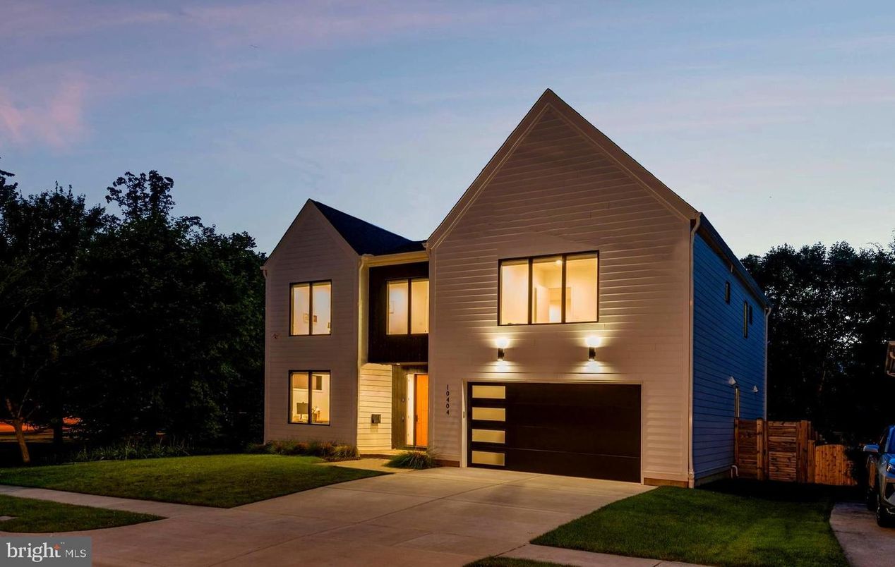 Attached, Exterior, Facade, Modern
