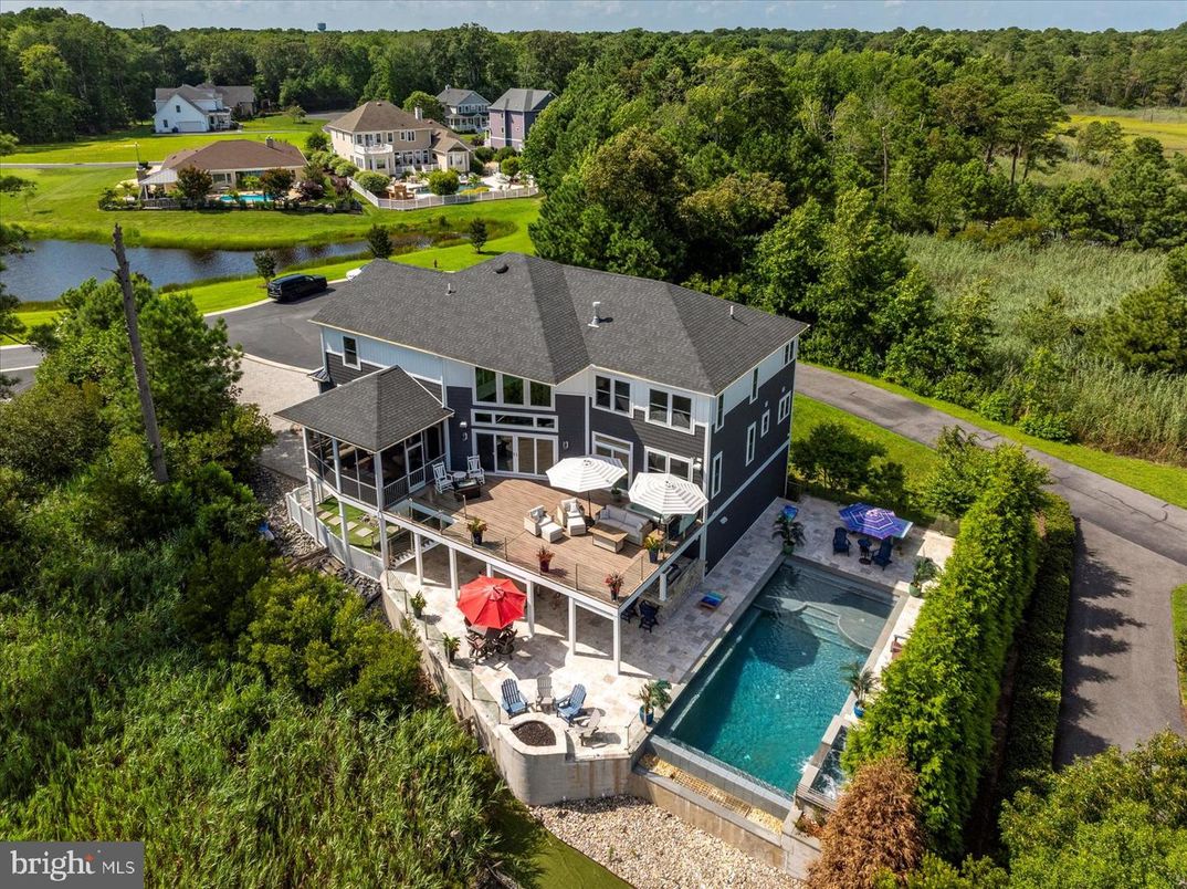 Exterior, Drone