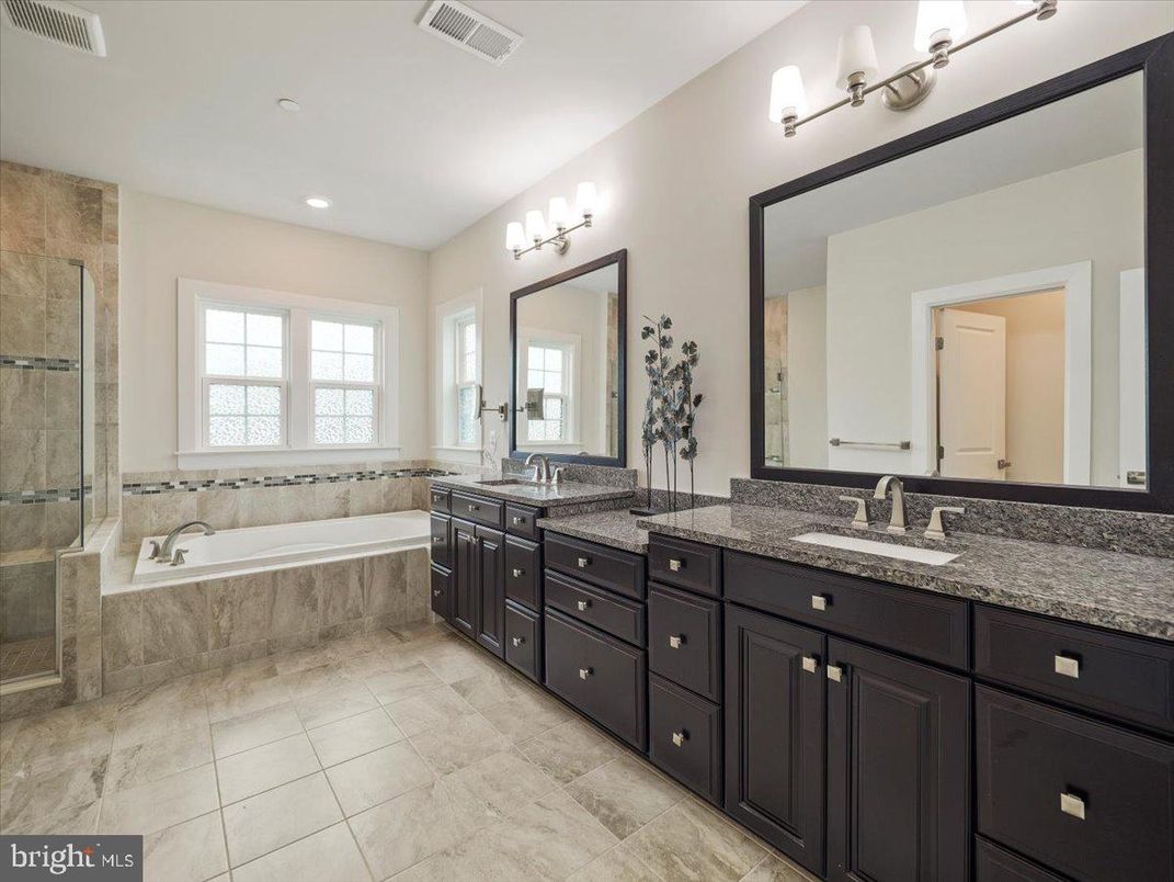 Bathroom, Dual Sink Vanities, Interior, Recessed Lighting