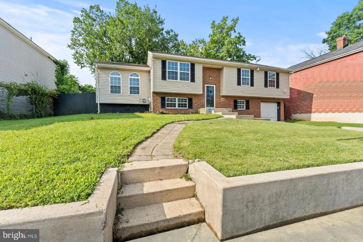 Attached, Exterior, Facade, Brick Facade, Raised Ranch