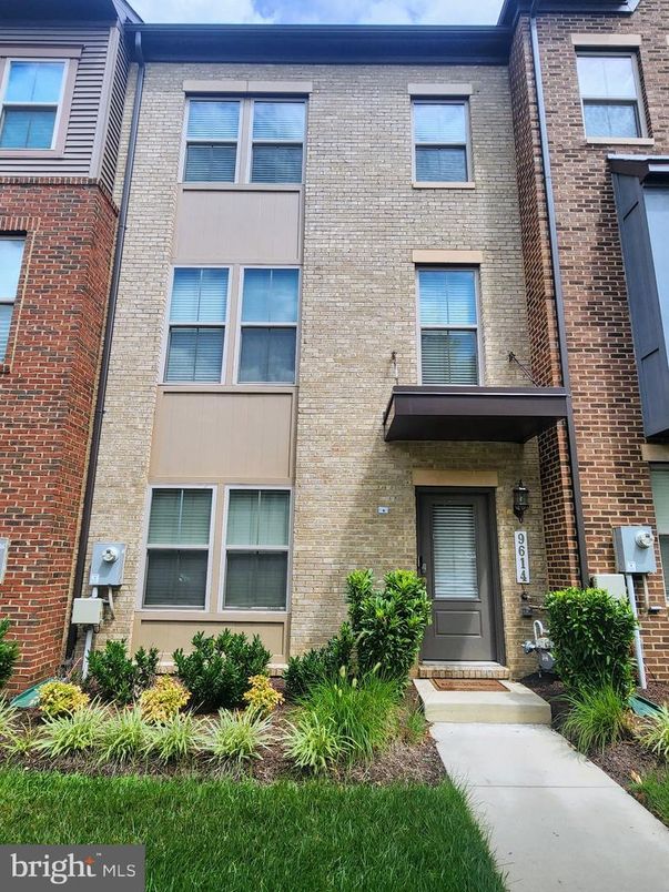 Exterior, Facade, Brick Facade, Rowhouse