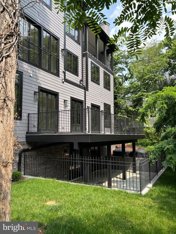Backyard, Exterior, Facade, Rowhouse
