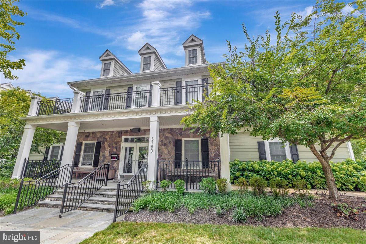 Exterior, Facade, American Foursquare