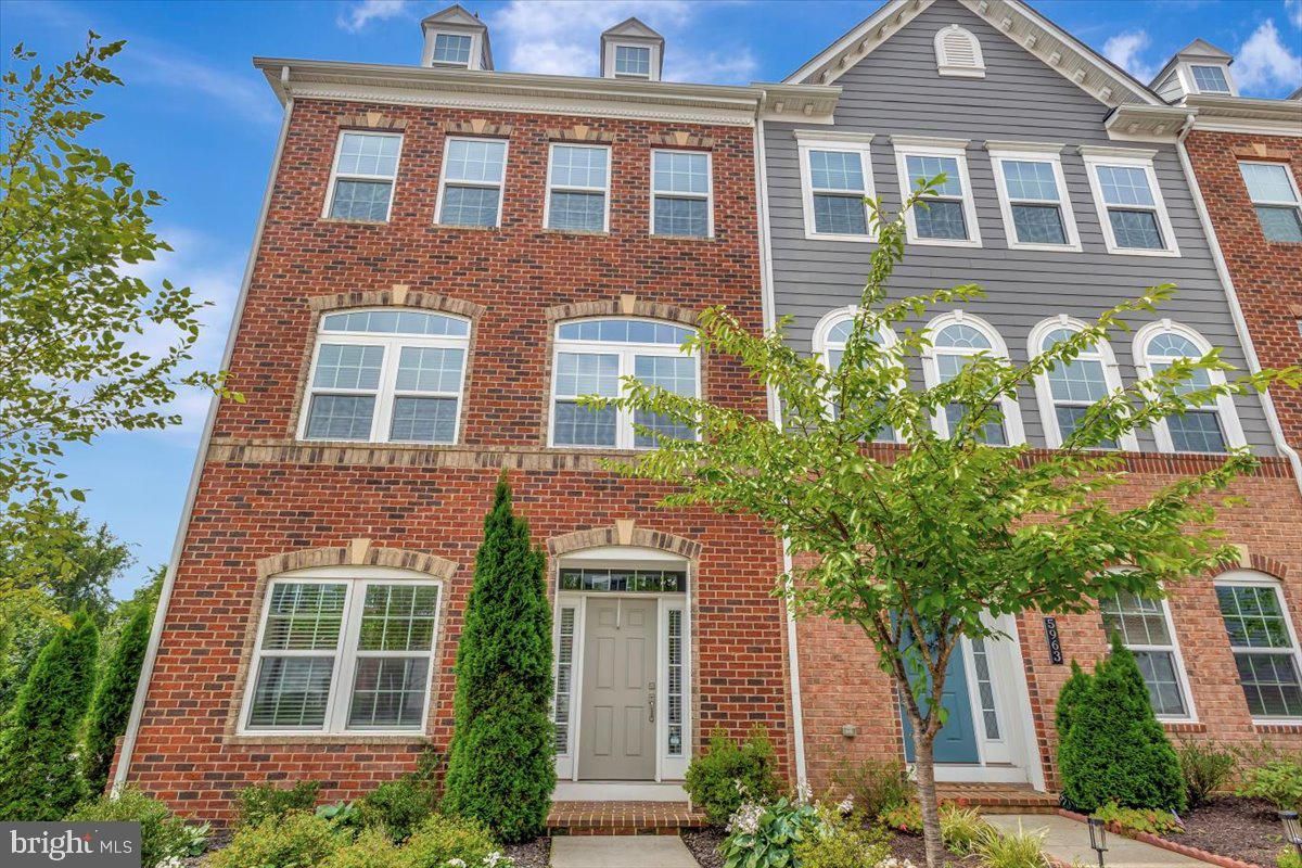Exterior, Facade, Brick Facade, Rowhouse