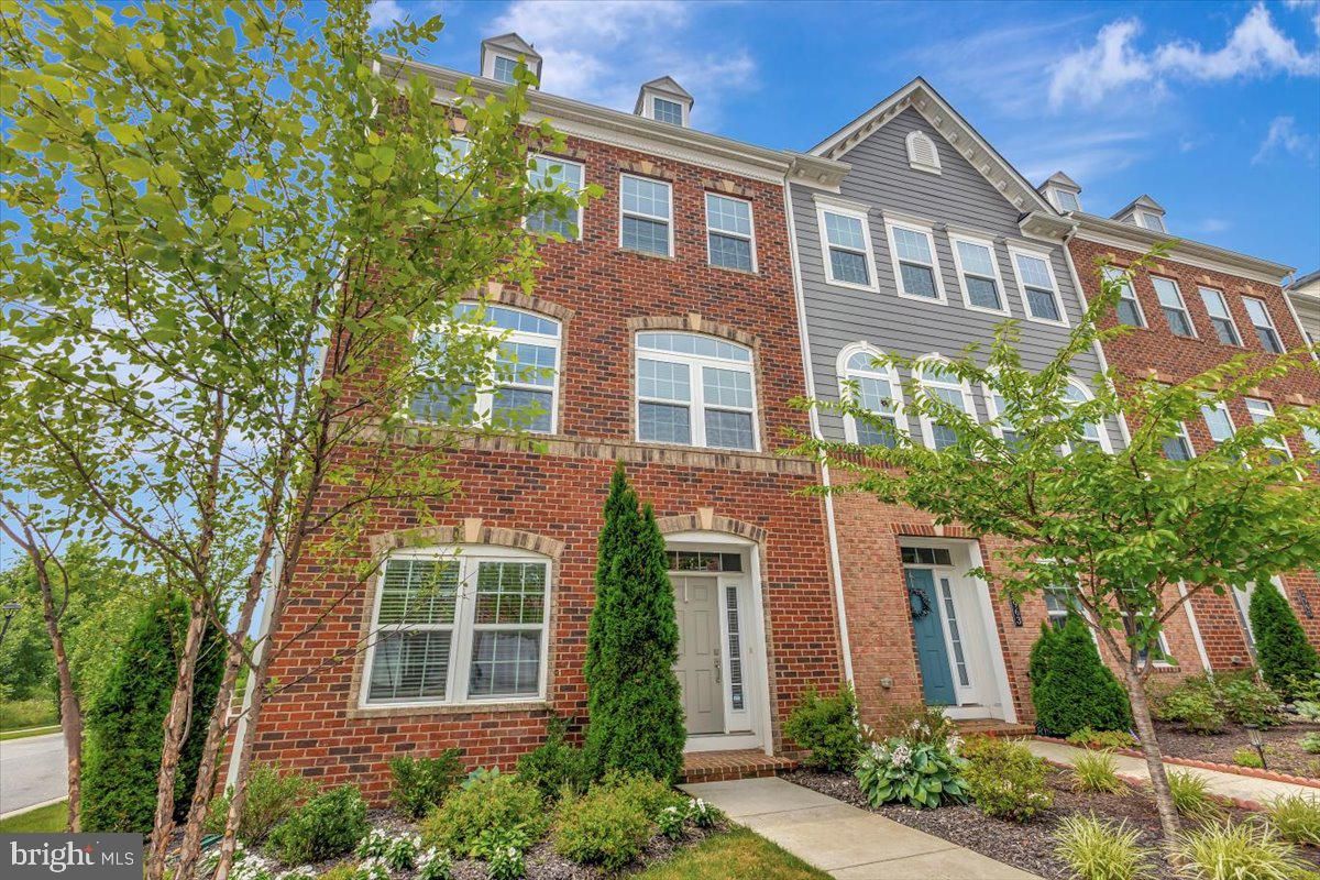 Exterior, Facade, Brick Facade, Rowhouse
