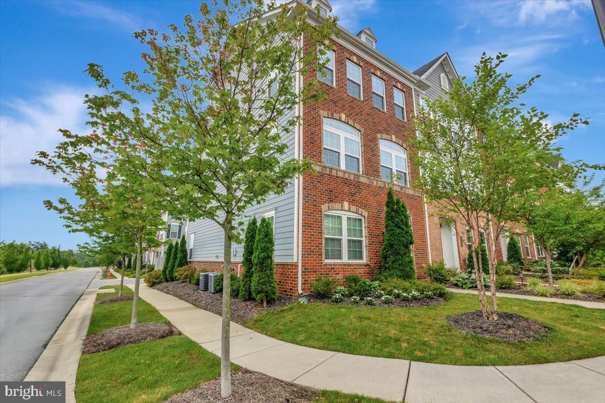 Exterior, Facade, Brick Facade, Rowhouse