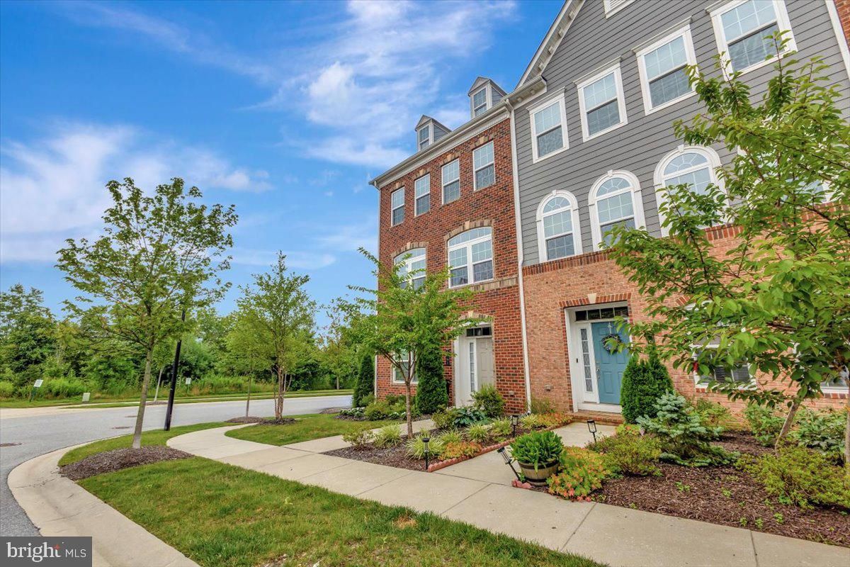 Exterior, Facade, Brick Facade, Rowhouse