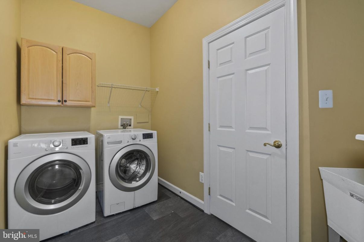 Interior, Washer, Wood Texture Flooring