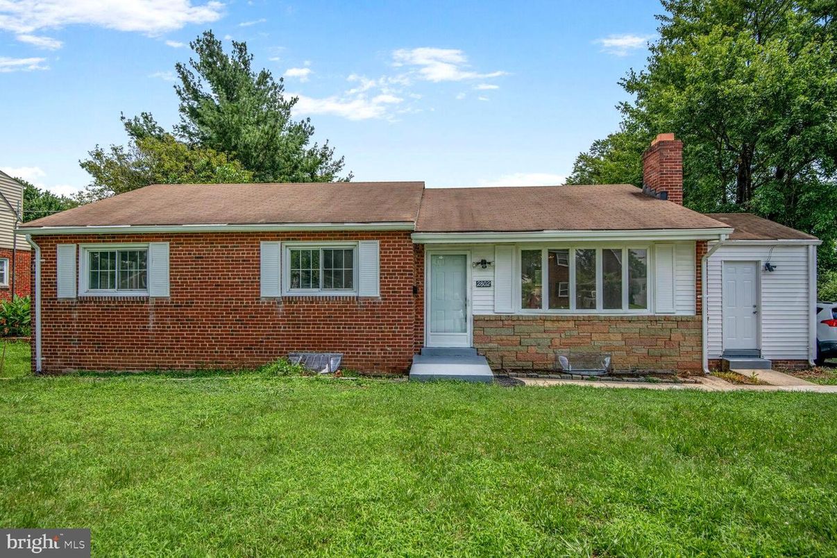 Exterior, Facade, Brick Facade, Cape Cod
