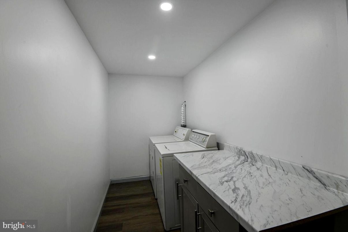 Interior, Recessed Lighting, Washer, Wood Texture Flooring