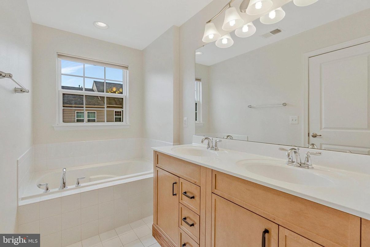 Bathroom, Dual Sink Vanities, Interior, Recessed Lighting