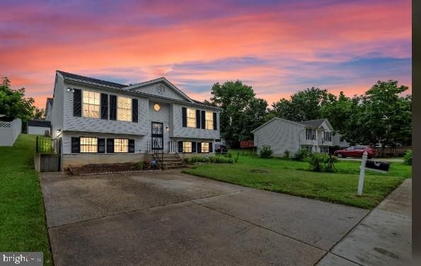 Backyard, Exterior, Facade, Raised Ranch