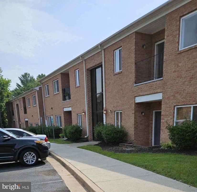Exterior, Facade, Brick Facade, Rowhouse
