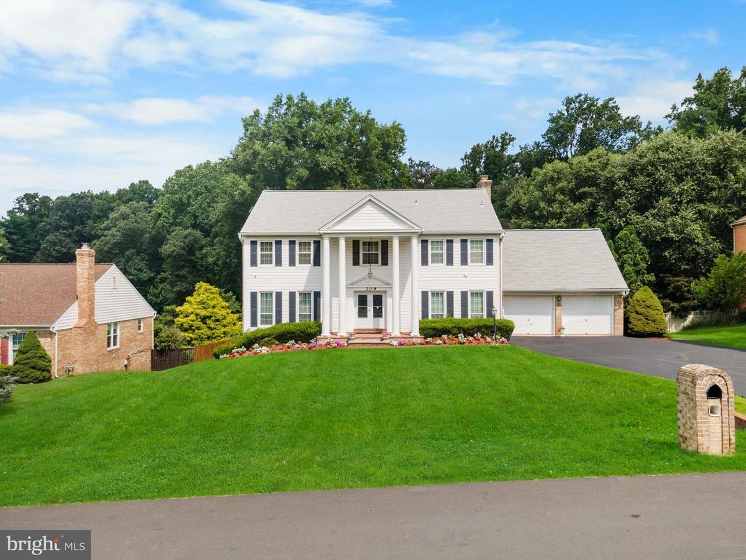 Attached, Backyard, Exterior, Facade, Georgian