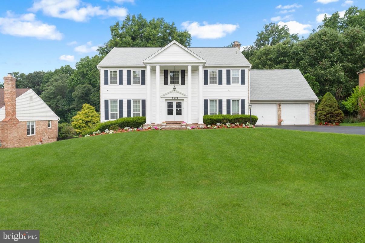 Attached, Backyard, Exterior, Facade, Georgian