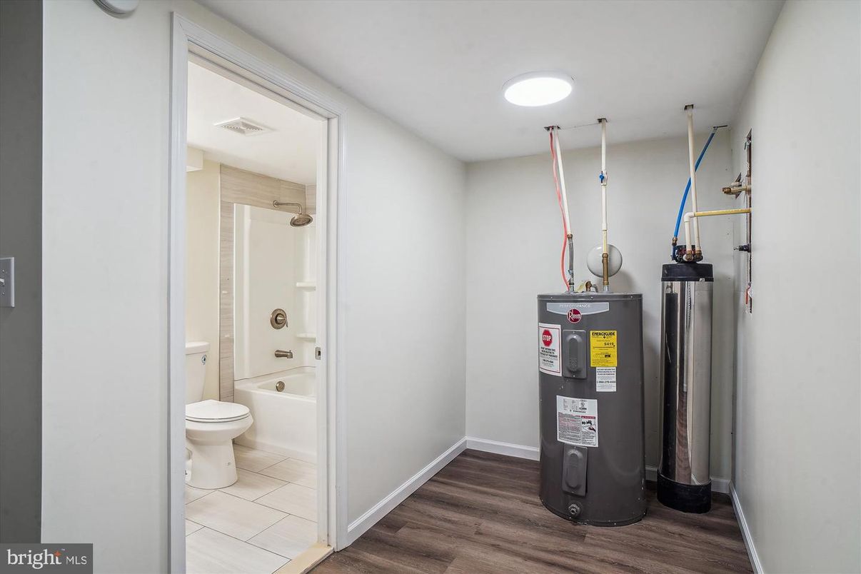 Bathroom, Interior, Recessed Lighting, Wood Texture Flooring