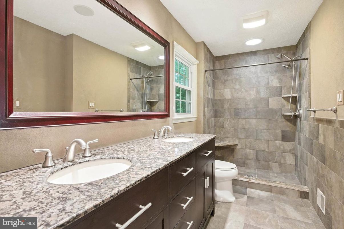 Bathroom, Dual Sink Vanities, Interior, Recessed Lighting