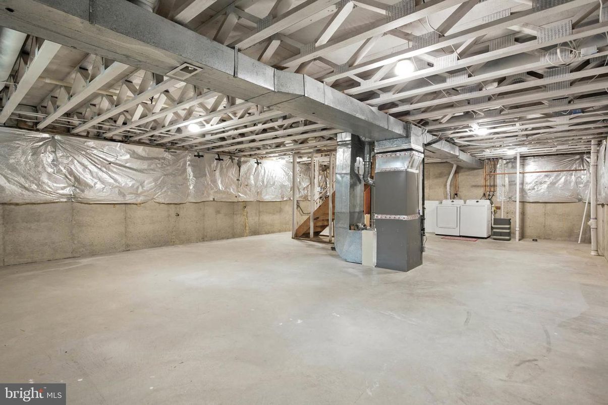 Interior, Washer, Wooden Beams