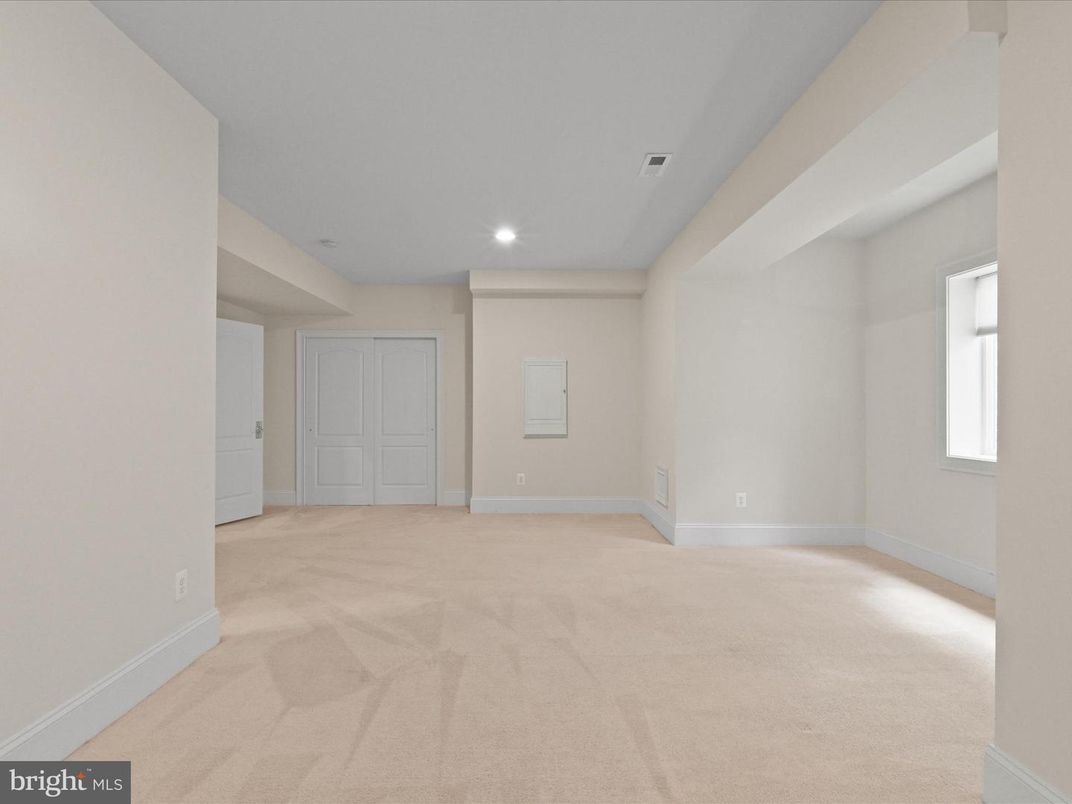 Empty room, Interior, Recessed Lighting