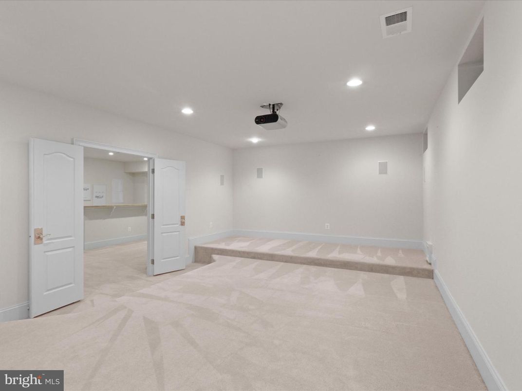 Empty room, Interior, Recessed Lighting