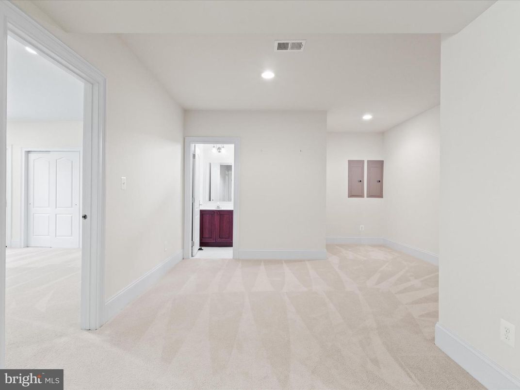 Empty room, Interior, Recessed Lighting