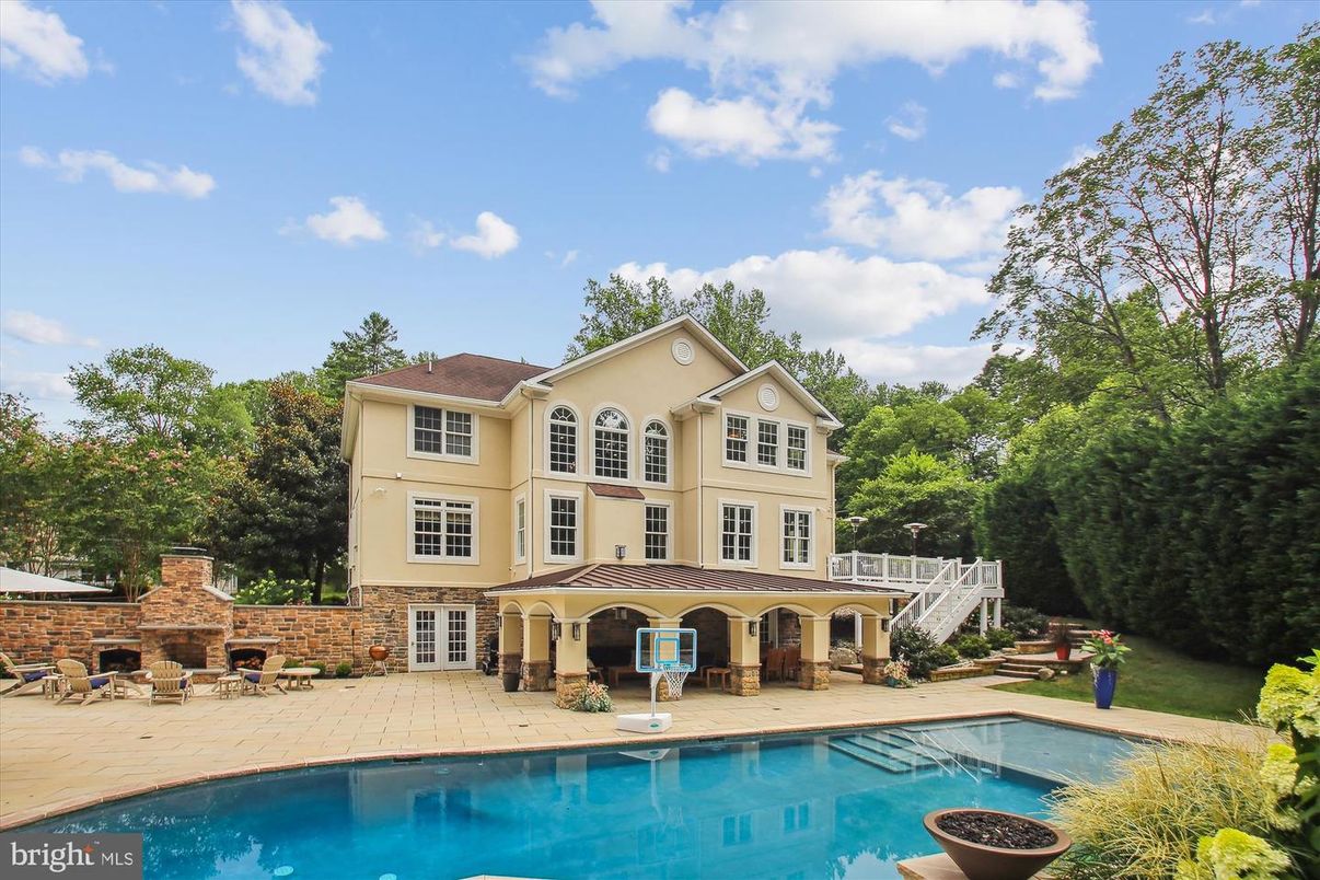 Exterior, Fireplace, Pool