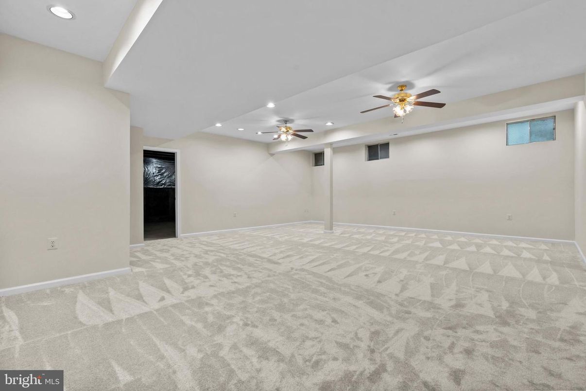 Empty room, Interior, Recessed Lighting