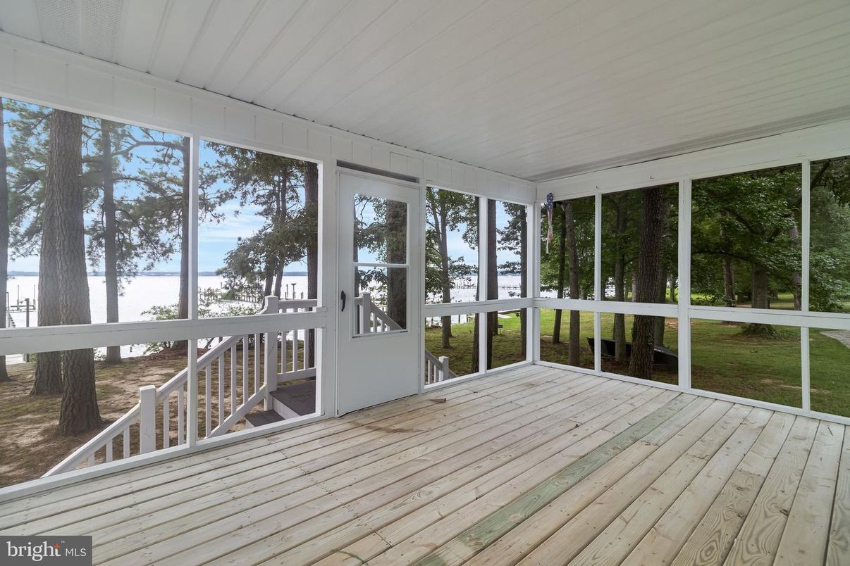 Interior, Sun Room, Water, Wood Texture Flooring