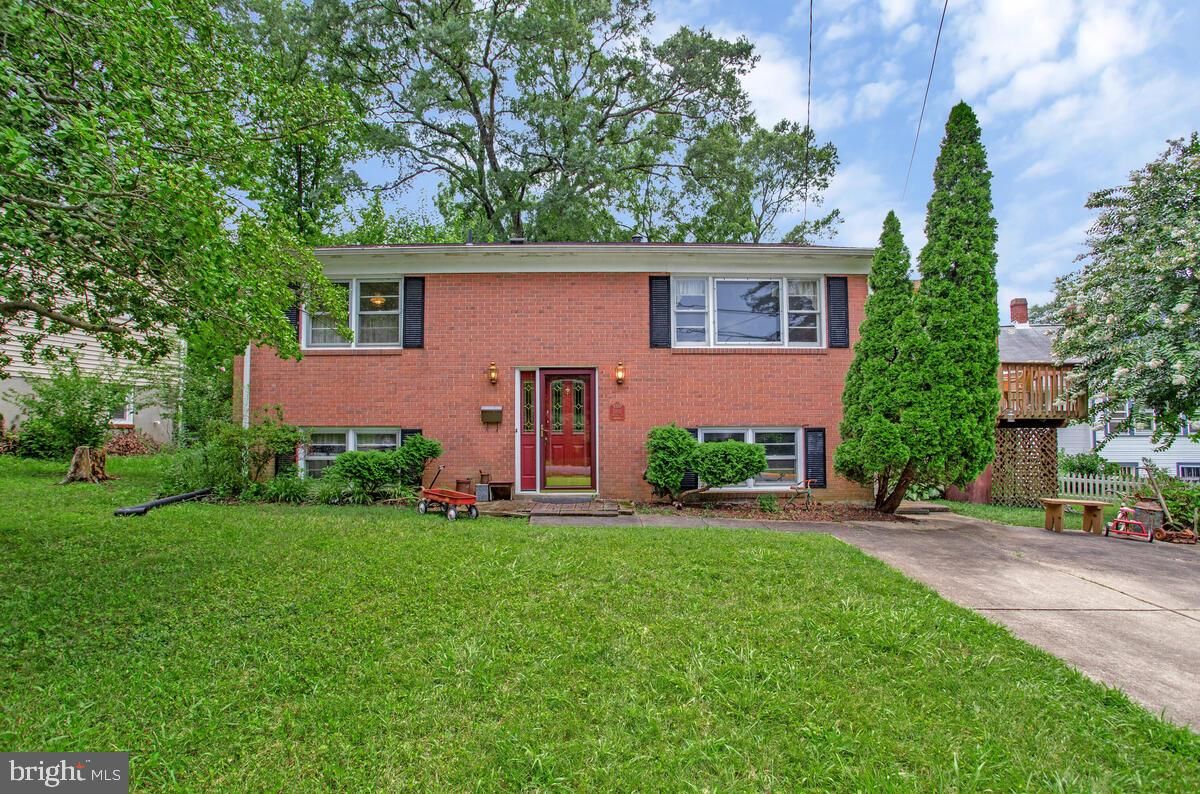 Exterior, Facade, Brick Facade, Raised Ranch