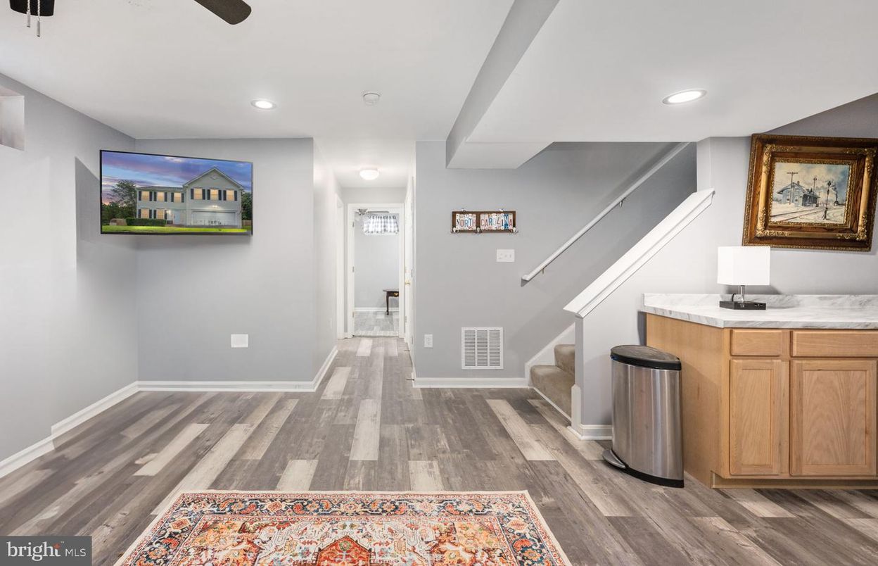 Interior, Recessed Lighting, Wood Texture Flooring