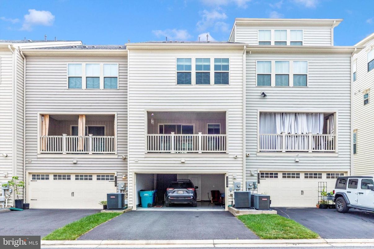 Attached, Exterior, Facade, Rowhouse