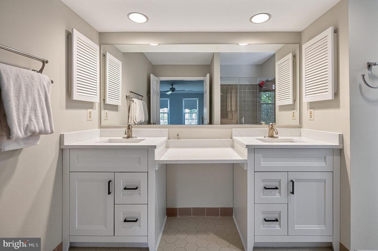 Bathroom, Dual Sink Vanities, Interior, Recessed Lighting