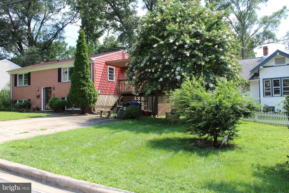 Backyard, Exterior, Facade, Brick Facade, Split Level