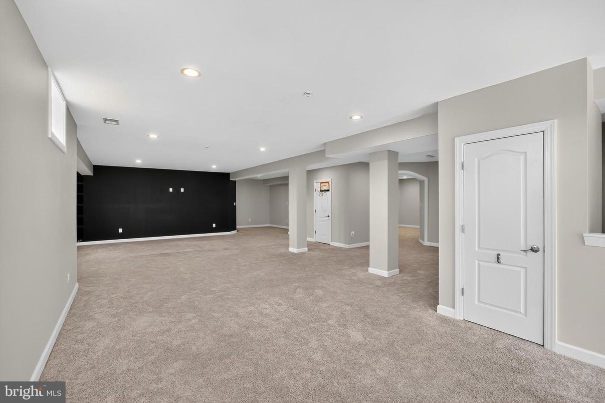 Empty room, Interior, Recessed Lighting