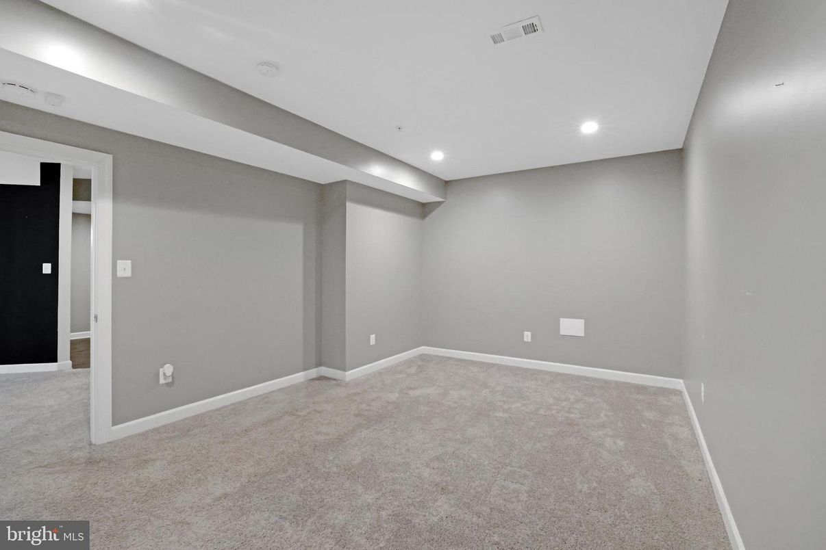 Empty room, Interior, Recessed Lighting