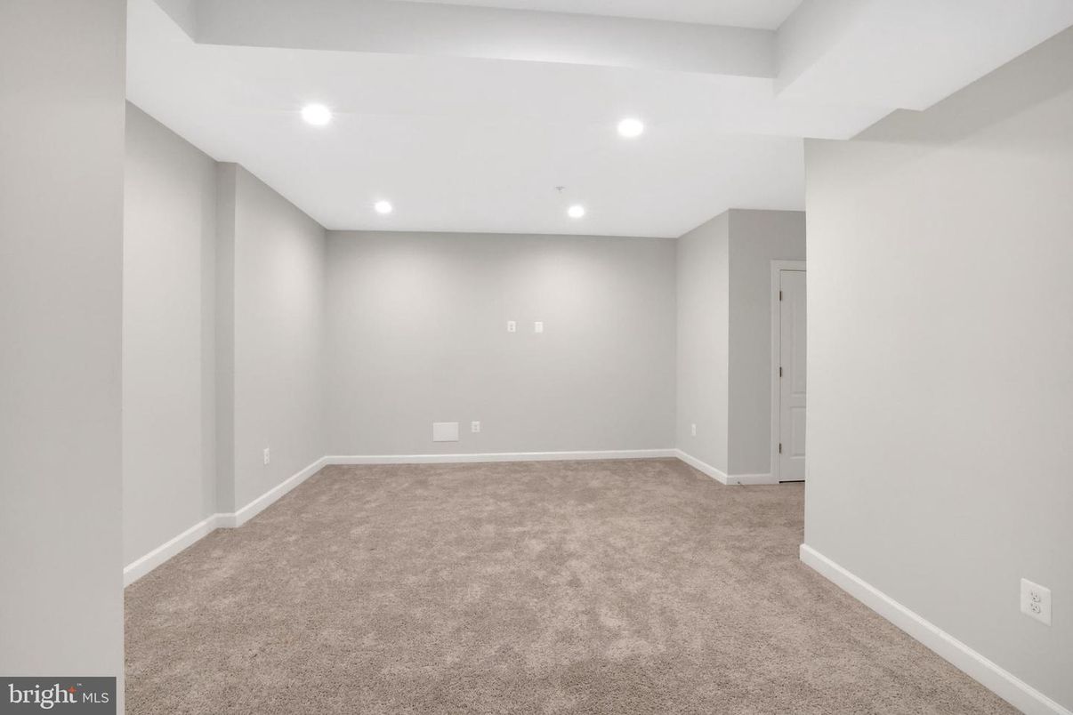 Empty room, Interior, Recessed Lighting