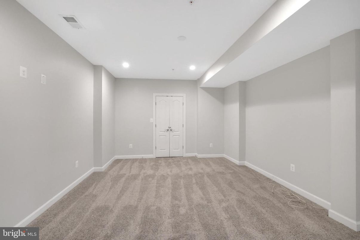 Empty room, Interior, Recessed Lighting