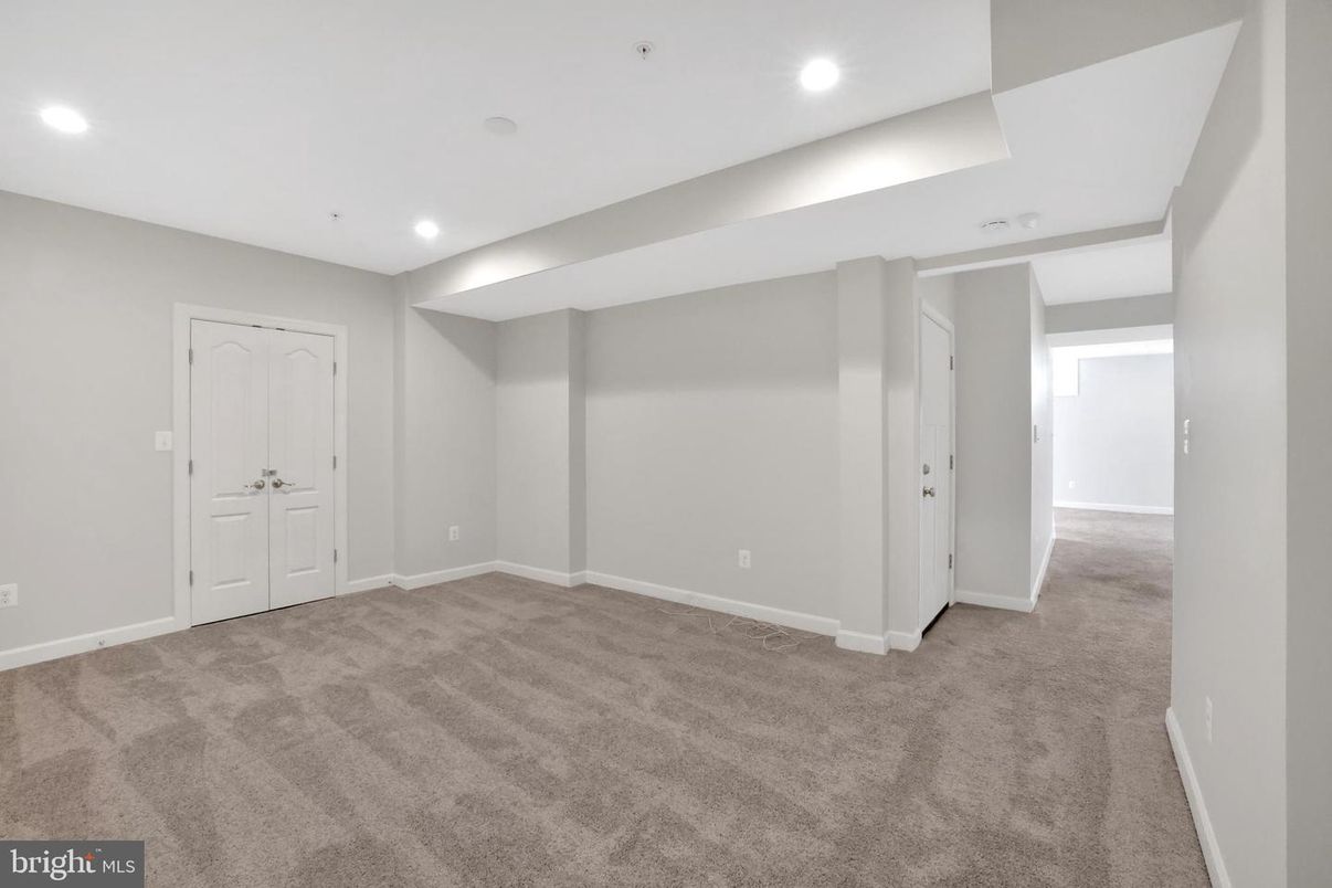 Empty room, Interior, Recessed Lighting