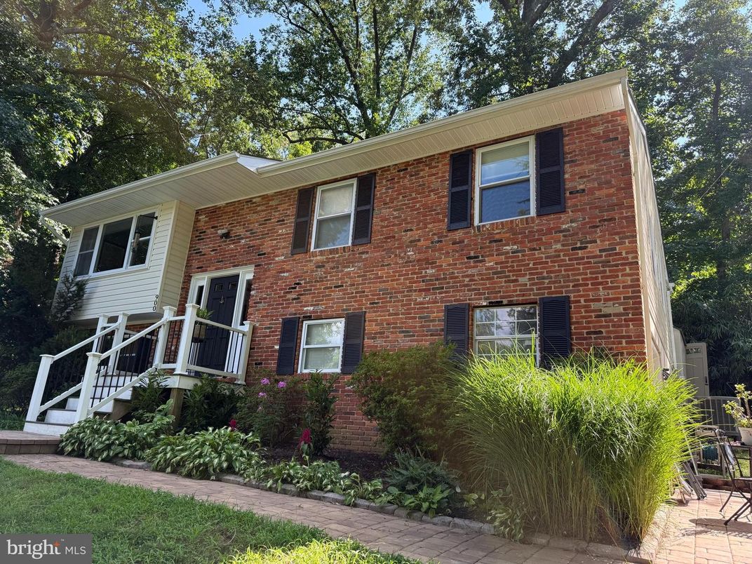 Exterior, Facade, Brick Facade, Raised Ranch