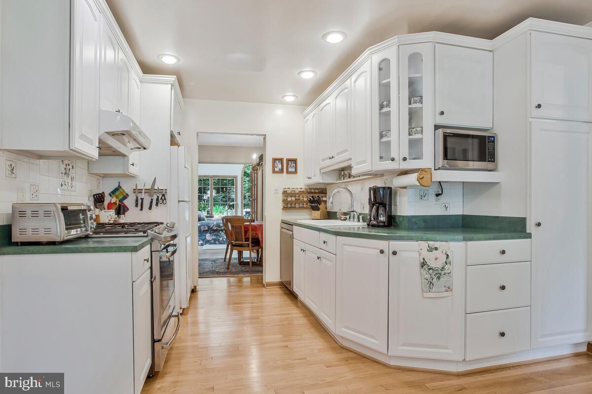 Dining room, Interior, Kitchen, Recessed Lighting, Wood Texture Flooring