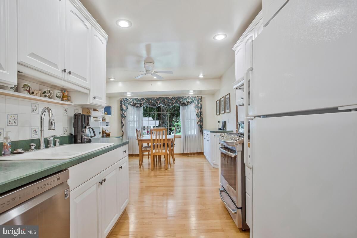 Dining room, Interior, Kitchen, Recessed Lighting, Wood Texture Flooring