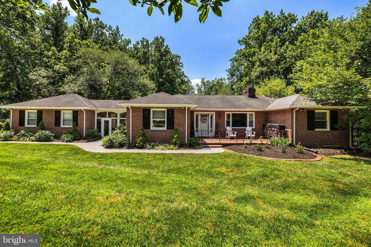 Exterior, Facade, Brick Facade, Ranch