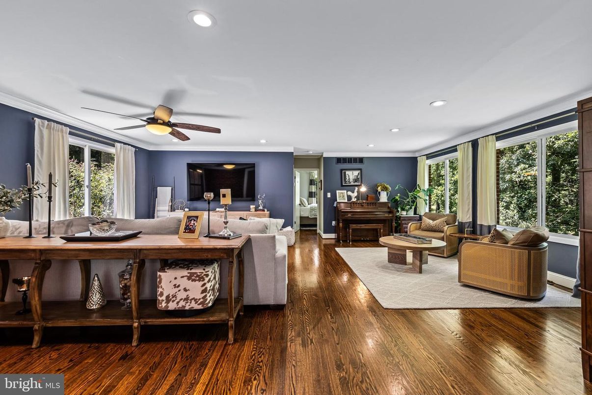 Interior, Living room, Piano, Recessed Lighting, Wood Texture Flooring