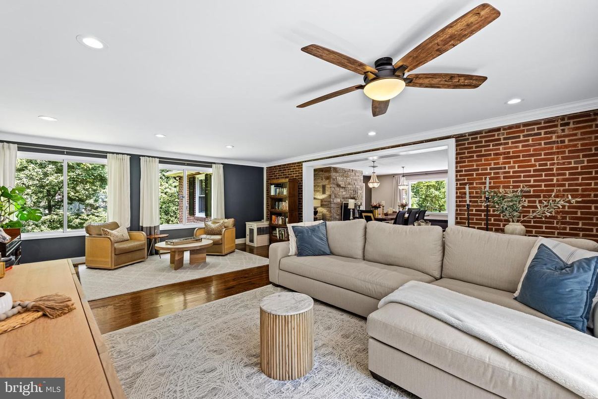 Dining room, Interior, Living room, Pendant Lights, Recessed Lighting, Stone Walls, Wood Texture Flooring