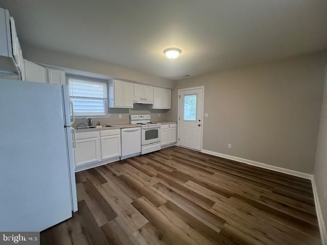 Interior, Kitchen, Washer, Wood Texture Flooring