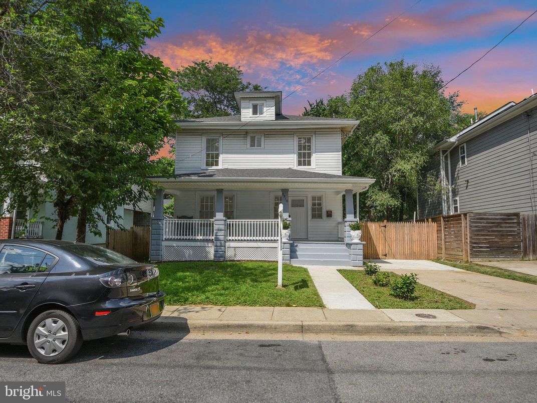 Exterior, Facade, American Foursquare