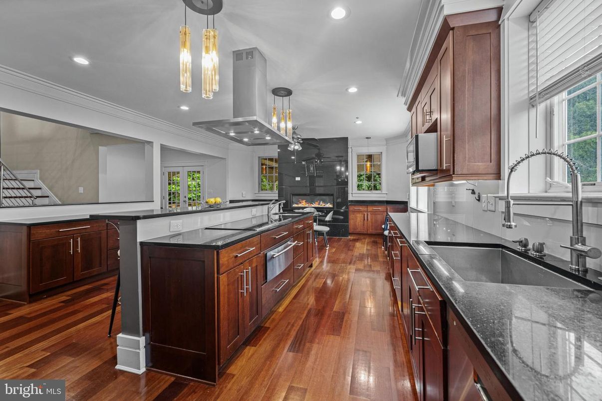 Fireplace, Interior, Kitchen, Pendant Lights, Recessed Lighting, Wood Texture Flooring