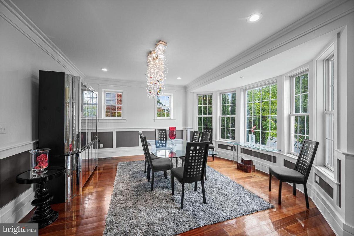 Chandelier, Dining room, Interior, Recessed Lighting, Wood Texture Flooring