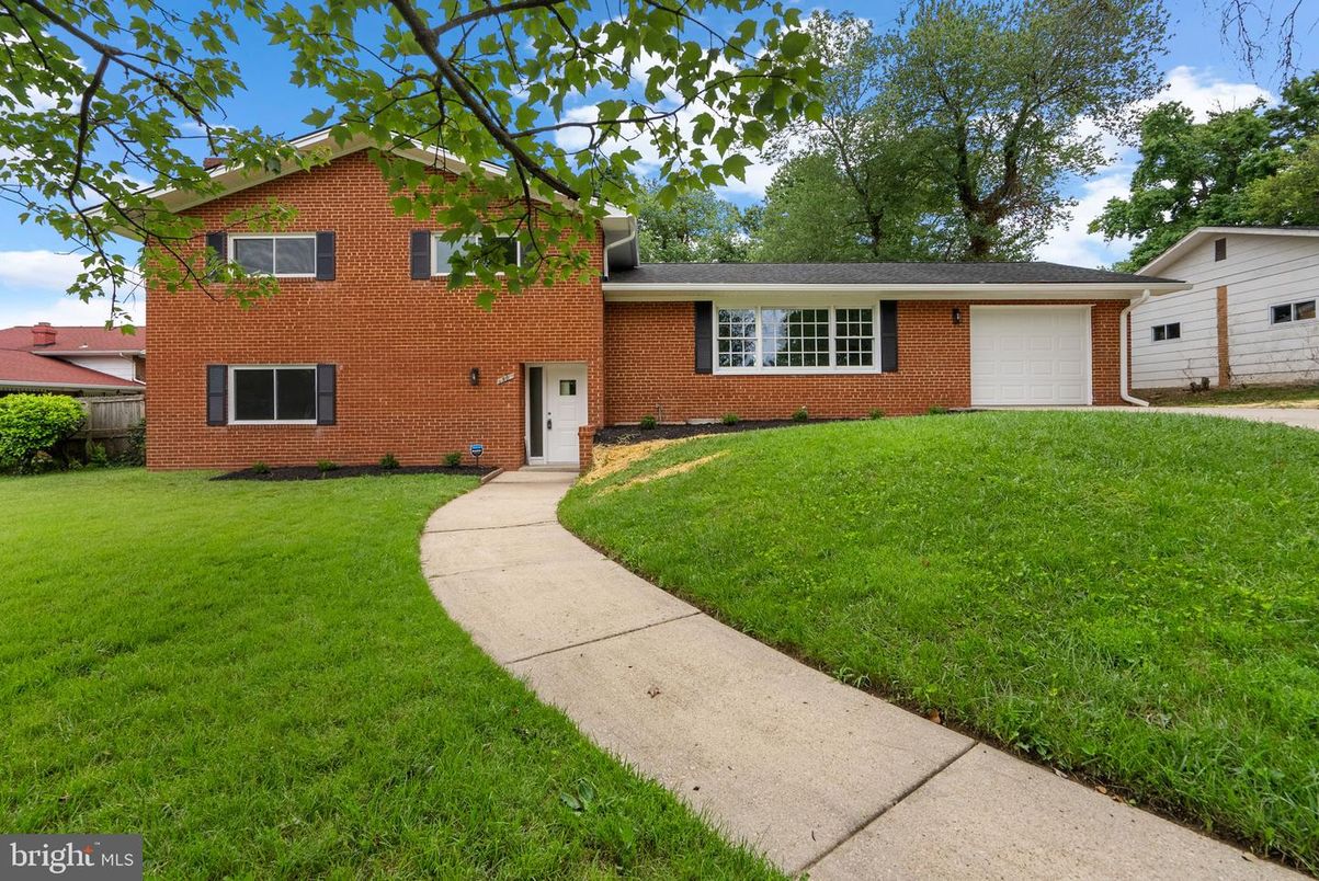 Attached, Exterior, Facade, Brick Facade, Split Level