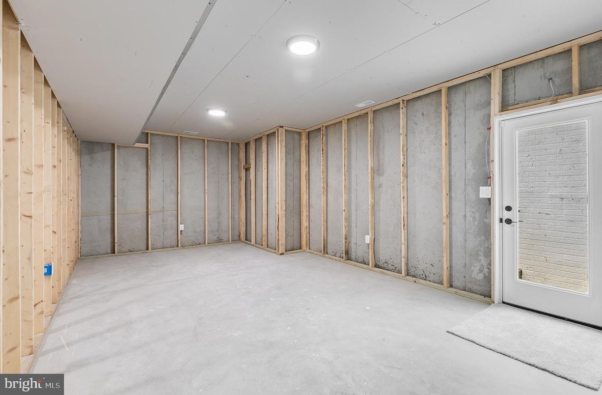 Empty room, Interior, Recessed Lighting, Wooden Walls